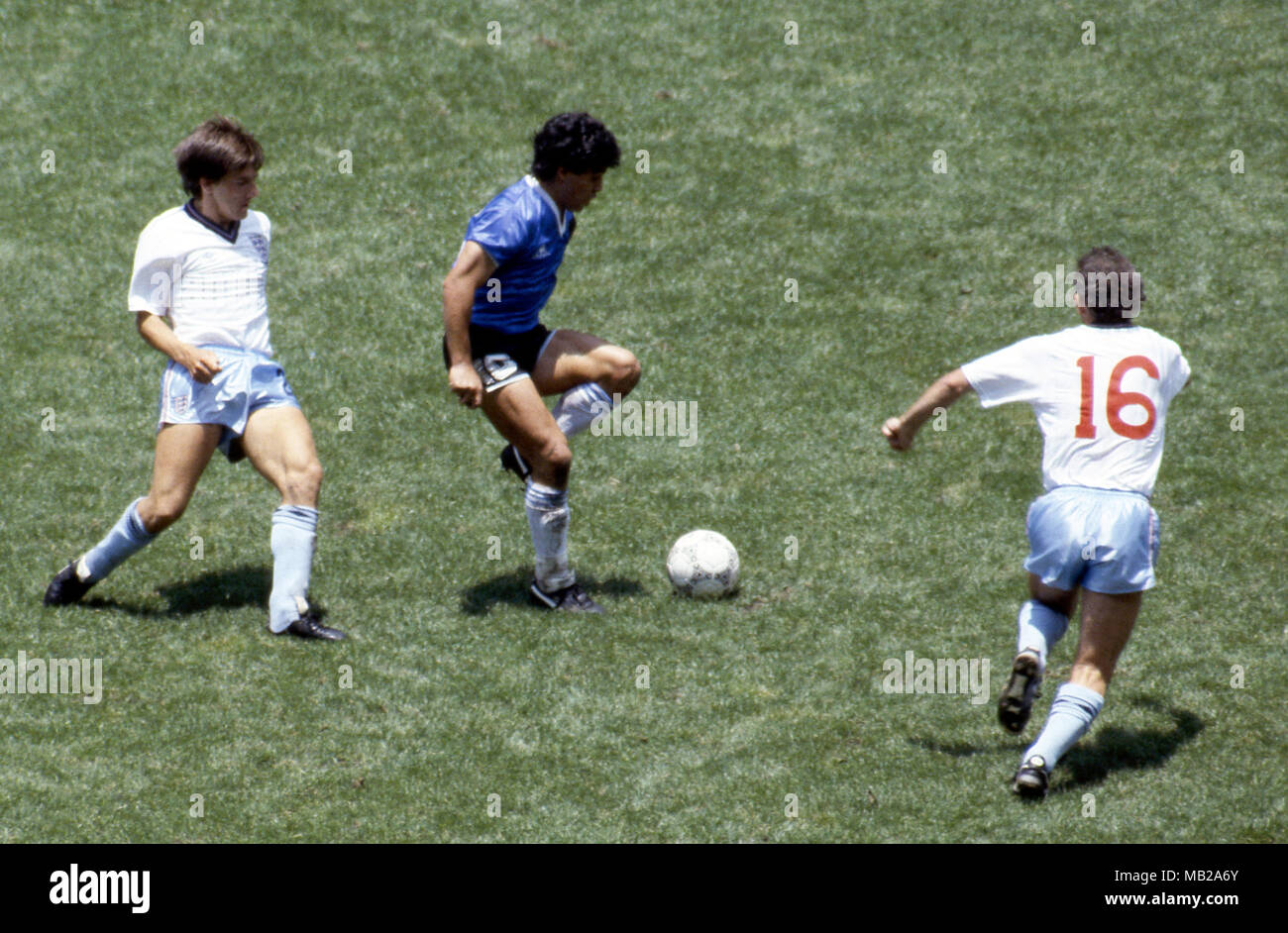 FIFA WM - Mexiko 1986 22.6.1986, Estadio Azteca, Mexico, D.F. Viertelfinale Argentina v England. Diego Maradona (Argentinien) v Peter Beardsley (England) & Peter Reid (16). Stockfoto