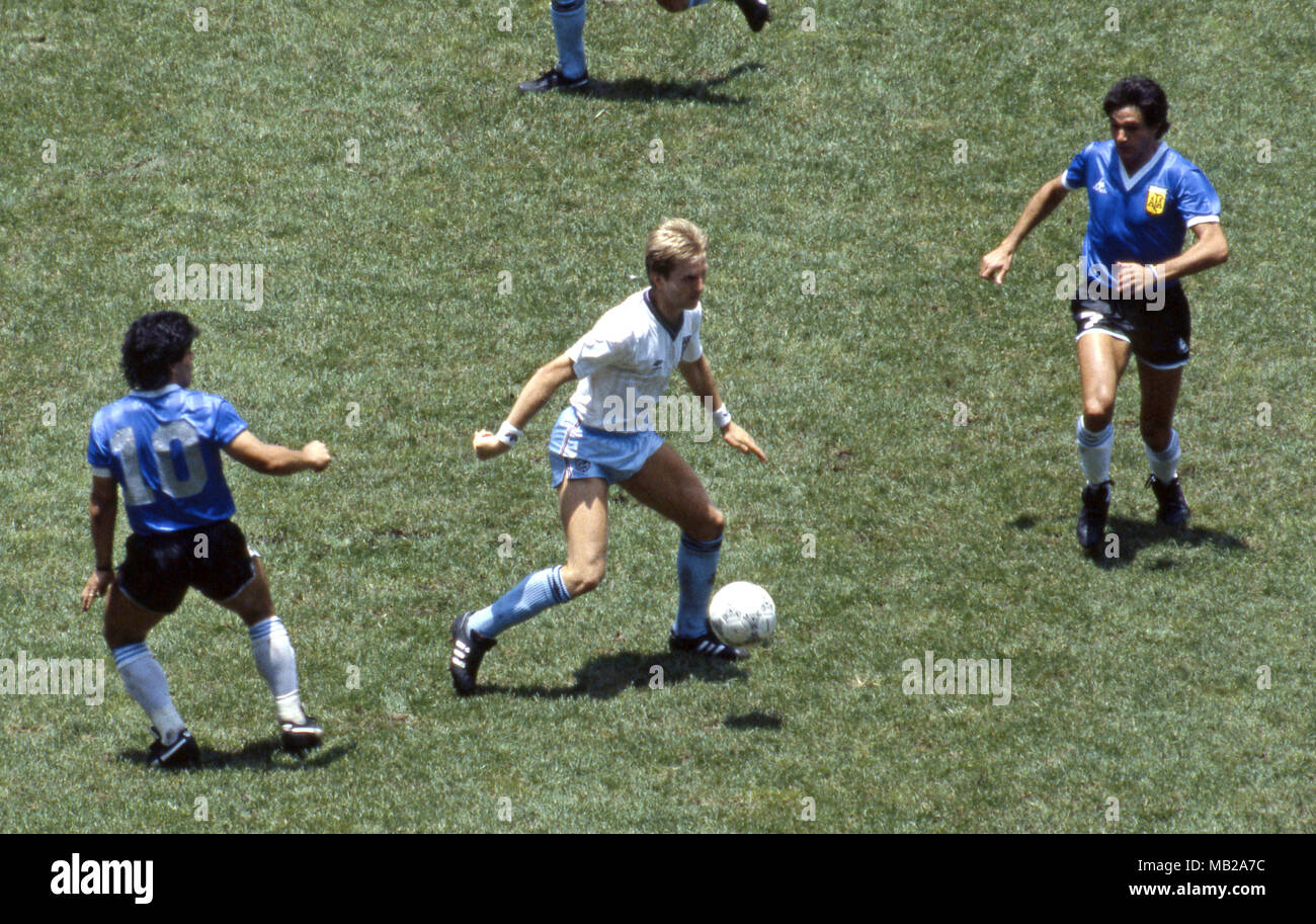 FIFA WM - Mexiko 1986 22.6.1986, Estadio Azteca, Mexico, D.F. Viertelfinale Argentina v England. Gary Stevens (England) v Diego Maradona & Jorge Burruchaga (Argentinien). Stockfoto
