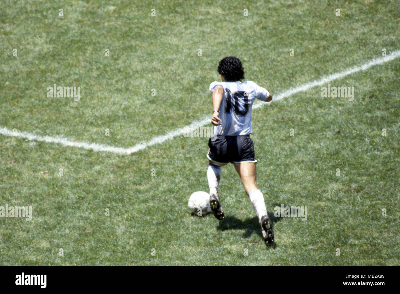 FIFA WM - Mexiko 1986 29.06.1986, Estadio Azteca, Mexico, D.F. Letzte Argentinien v West Deutschland. Nummer 10 Diego Maradona (Argentinien) mit der Kugel auf seinem linken Fuß. Stockfoto