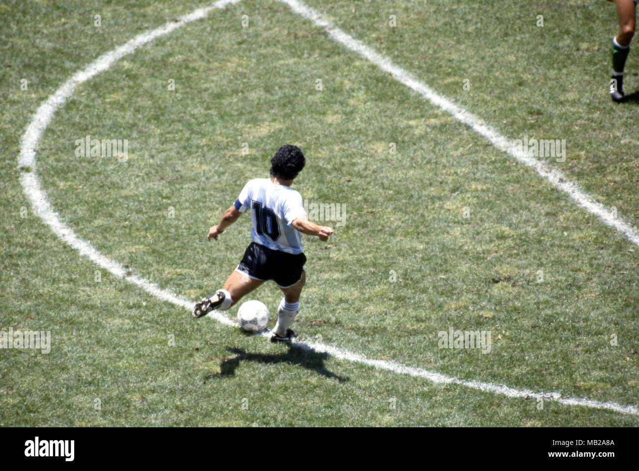 FIFA WM - Mexiko 1986 29.06.1986, Estadio Azteca, Mexico, D.F. Letzte Argentinien v West Deutschland. Nummer 10 Diego Maradona (Argentinien) mit der Kugel auf seinem linken Fuß. Stockfoto