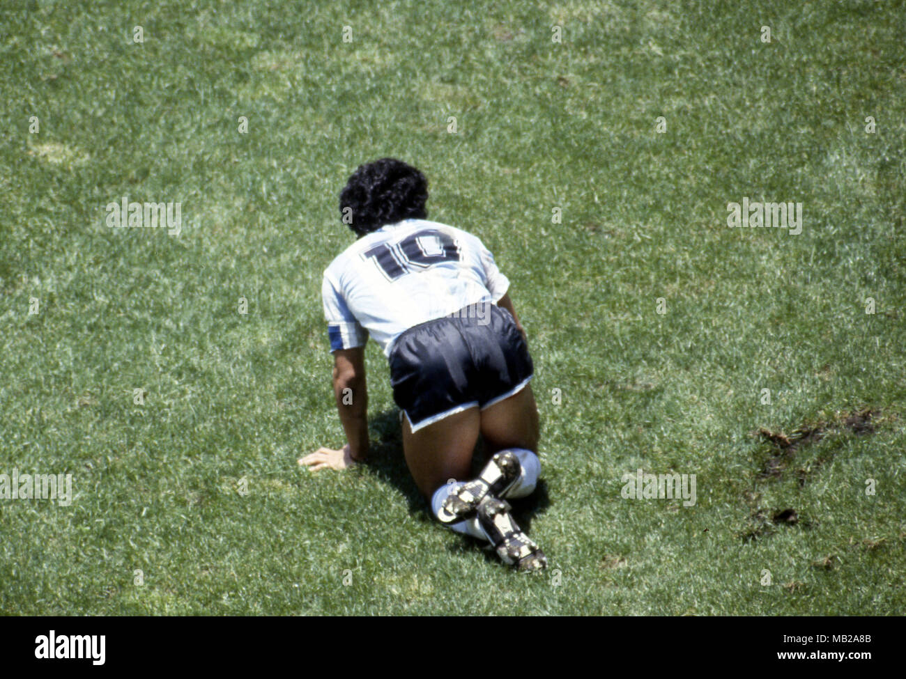 FIFA WM - Mexiko 1986 29.06.1986, Estadio Azteca, Mexico, D.F. Letzte Argentinien v West Deutschland. Nummer 10 Diego Maradona (Argentinien) auf die Knie nach angegangen werden. Stockfoto