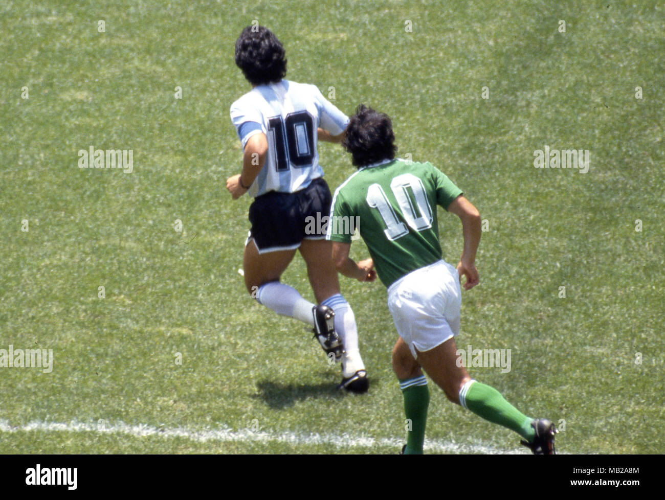 FIFA WM - Mexiko 1986 29.06.1986, Estadio Azteca, Mexico, D.F. Letzte Argentinien v West Deutschland. Diego Maradona (Argentinien) durch die Deutsche Nummer 10 Felix Magath gekennzeichnet. Stockfoto