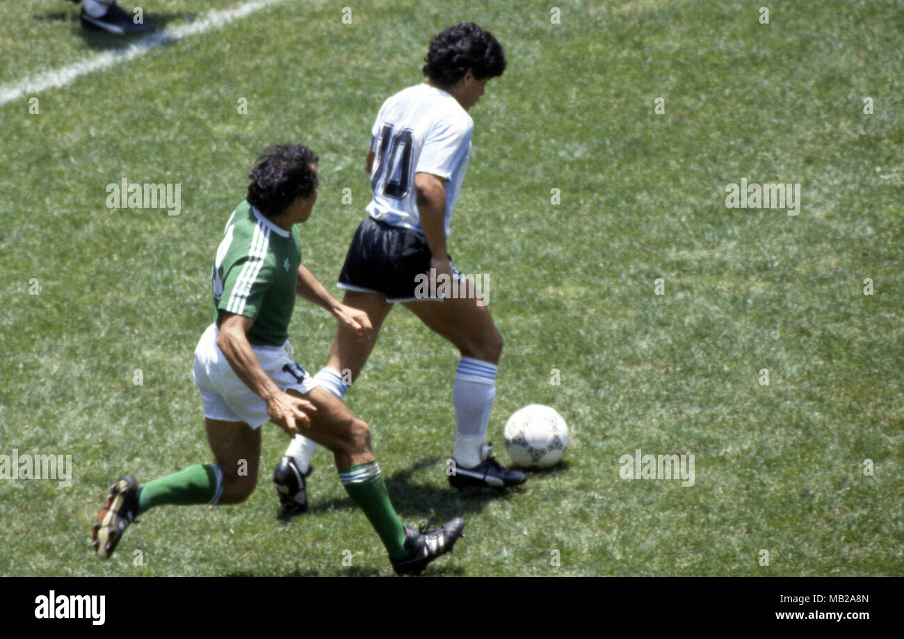 FIFA WM - Mexiko 1986 29.06.1986, Estadio Azteca, Mexico, D.F. Letzte Argentinien v West Deutschland. Diego Maradona (Argentinien) durch die Deutsche Nummer 10 Felix Magath gekennzeichnet. Stockfoto