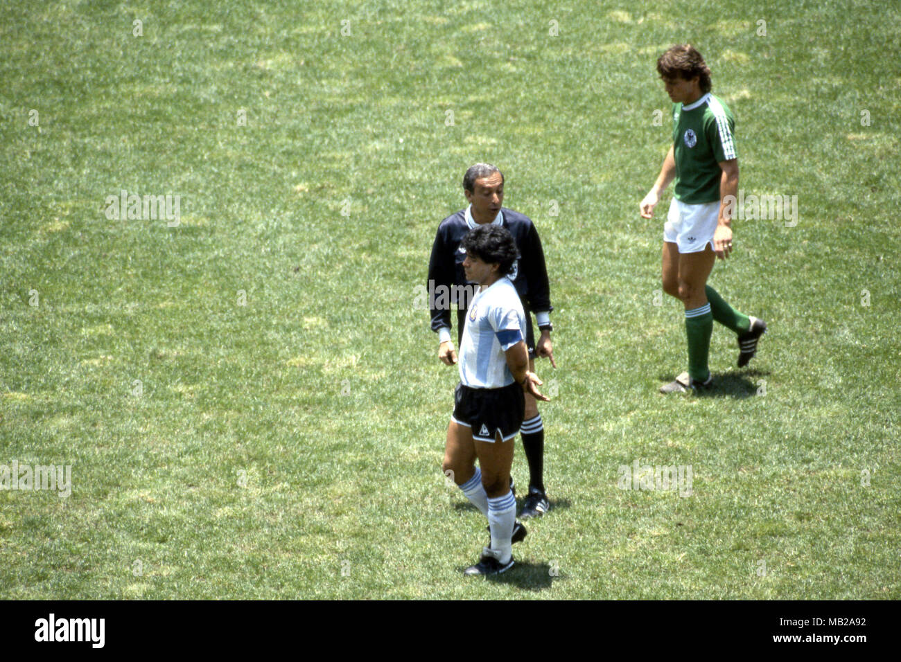 FIFA WM - Mexiko 1986 29.06.1986, Estadio Azteca, Mexico, D.F. Letzte Argentinien v West Deutschland. Diego Maradona (Argentiina) Hört demütig auf die Schiedsrichter Romualdo Arppi Filho (Brasilien), auf der rechten Seite Lothar Matthäus (Westdeutschland). Stockfoto