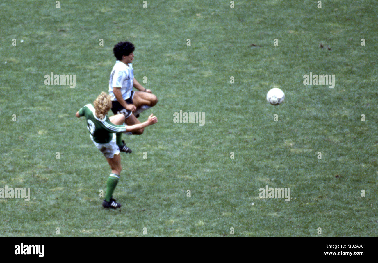 FIFA WM - Mexiko 1986 29.06.1986, Estadio Azteca, Mexico, D.F. Letzte Argentinien v West Deutschland. Diego Maradona (Argentinien) v Andreas Brehme (Westdeutschland). Stockfoto