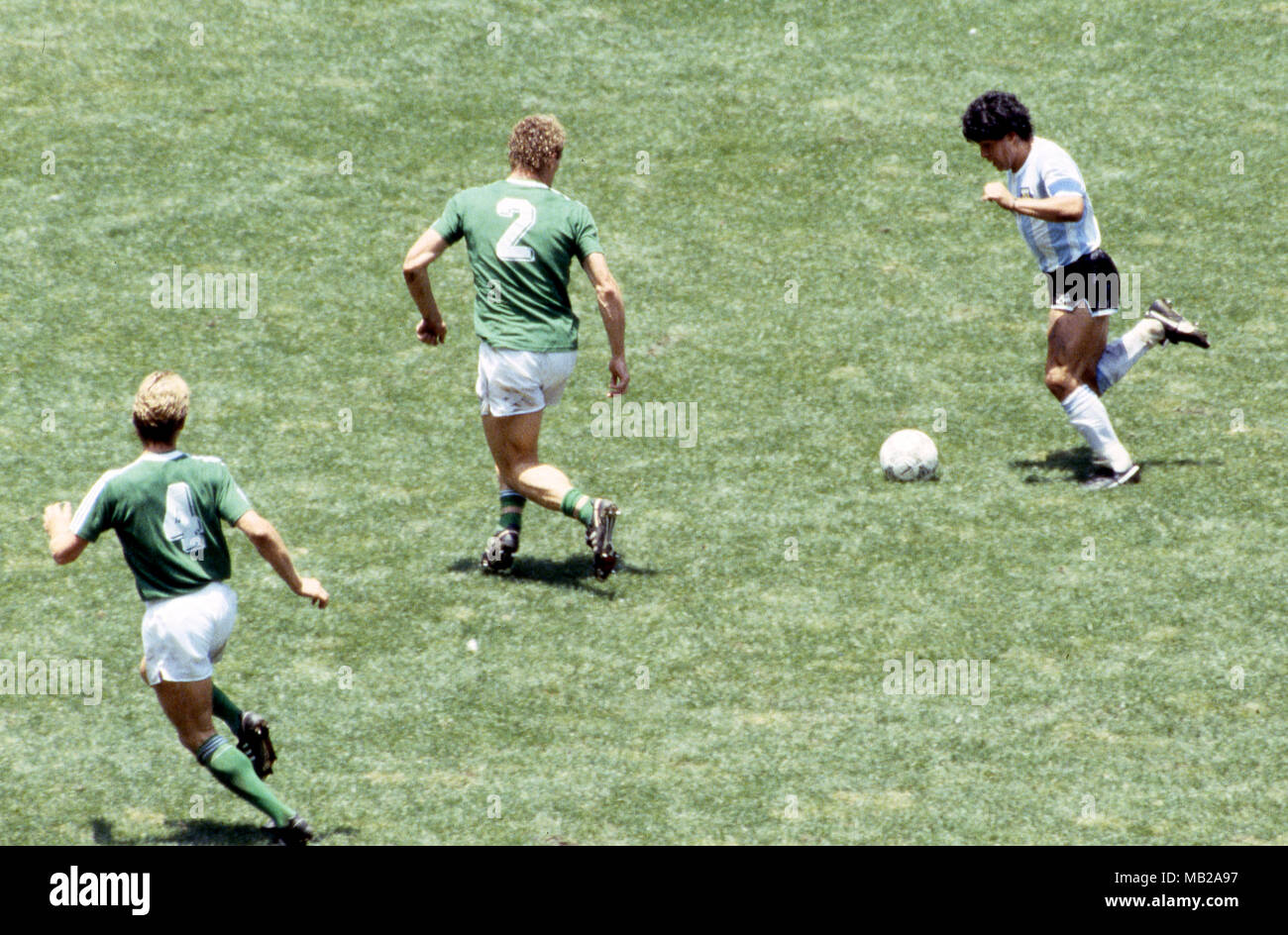 FIFA WM - Mexiko 1986 29.06.1986, Estadio Azteca, Mexico, D.F. Letzte Argentinien v West Deutschland. Diego Maradona (Argentinien) v Hans-Peter Briegel (2) & Karlheinz Förster (Westdeutschland). Stockfoto