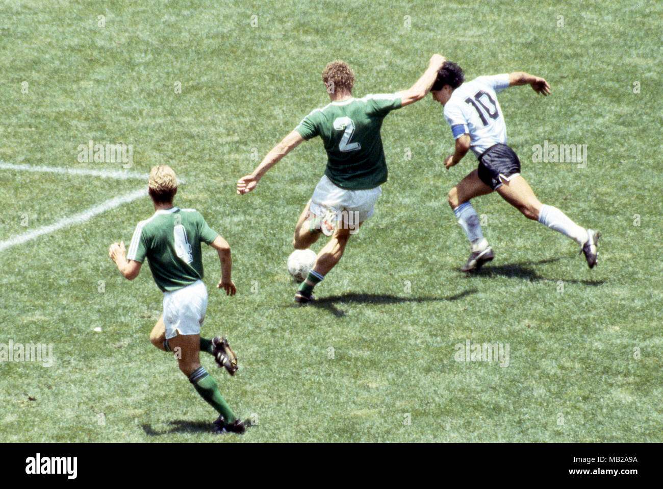 FIFA WM - Mexiko 1986 29.06.1986, Estadio Azteca, Mexico, D.F. Letzte Argentinien v West Deutschland. Diego Maradona (Argentinien) v Hans-Peter Briegel (2) & Karlheinz Förster (Westdeutschland). Stockfoto