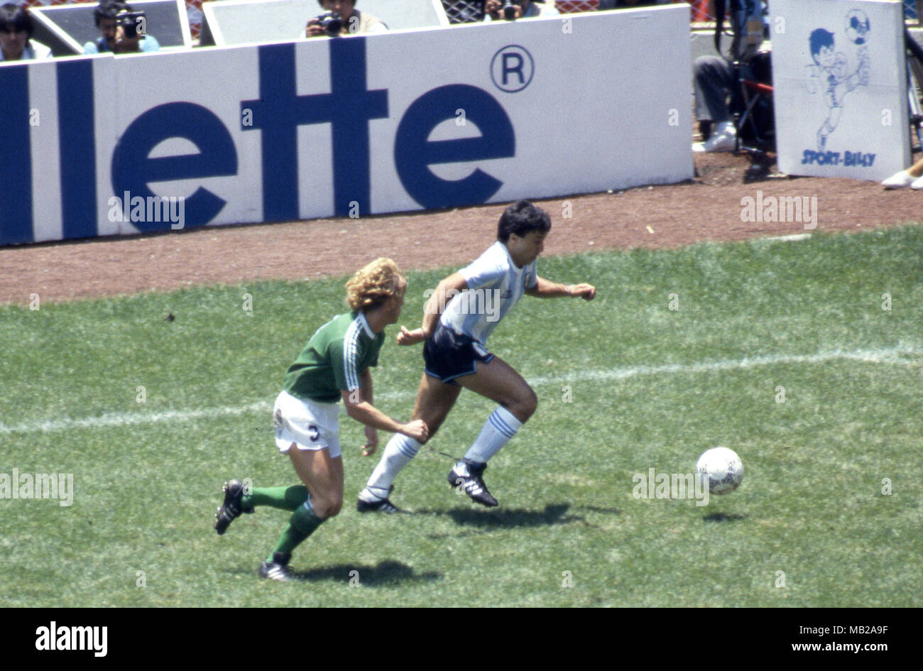 FIFA WM - Mexiko 1986 29.06.1986, Estadio Azteca, Mexico, D.F. Letzte Argentinien v West Deutschland. Julio Olarticoechea (Argentinien) v Andreas Brehme (Westdeutschland). Stockfoto