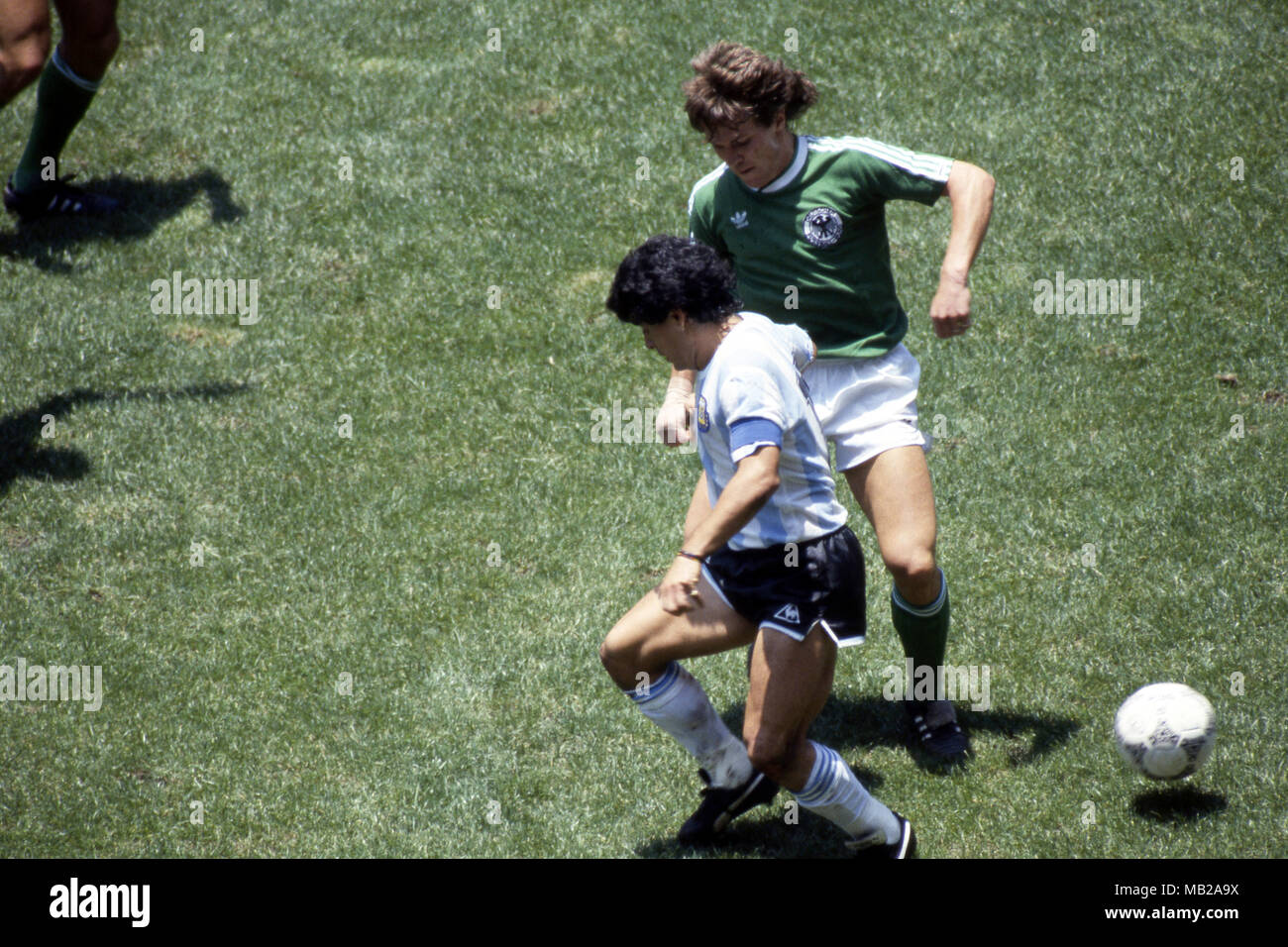 FIFA WM - Mexiko 1986 29.06.1986, Estadio Azteca, Mexico, D.F. Letzte Argentinien v West Deutschland. Diego Maradona (Argentinien) v Lothar Matthes (Westdeutschland). Stockfoto