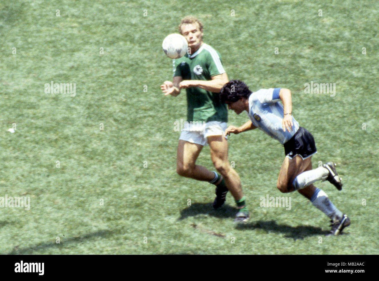 FIFA WM - Mexiko 1986 29.06.1986, Estadio Azteca, Mexico, D.F. Letzte Argentinien v West Deutschland. Diego Maradona (Argentinien) v Hans-Peter Briegel (Westdeutschland). Stockfoto