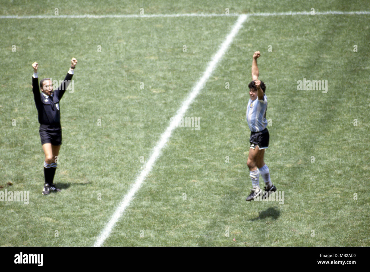 FIFA WM - Mexiko 1986 29.06.1986, Estadio Azteca, Mexico, D.F. Letzte Argentinien v West Deutschland. Diego Maradona springt der Freude als der Schiedsrichter Romualdo Arppi Filho (Brasilien) bläst der Schlusspfiff. Stockfoto