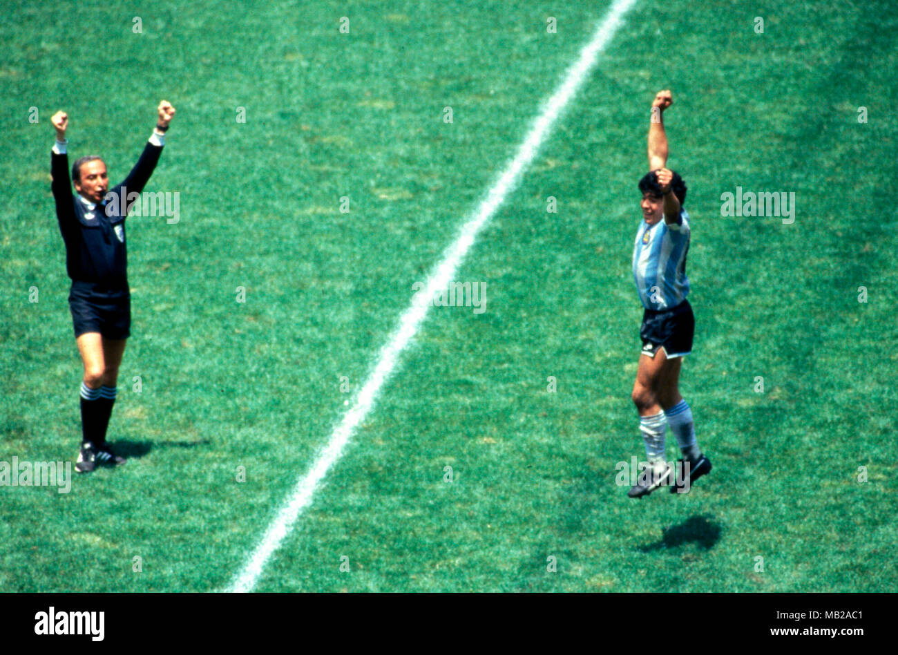 FIFA WM - Mexiko 1986 29.06.1986, Estadio Azteca, Mexico, D.F. Letzte Argentinien v West Deutschland. Diego Maradona springt der Freude als der Schiedsrichter Romualdo Arppi Filho (Brasilien) bläst der Schlusspfiff. Stockfoto