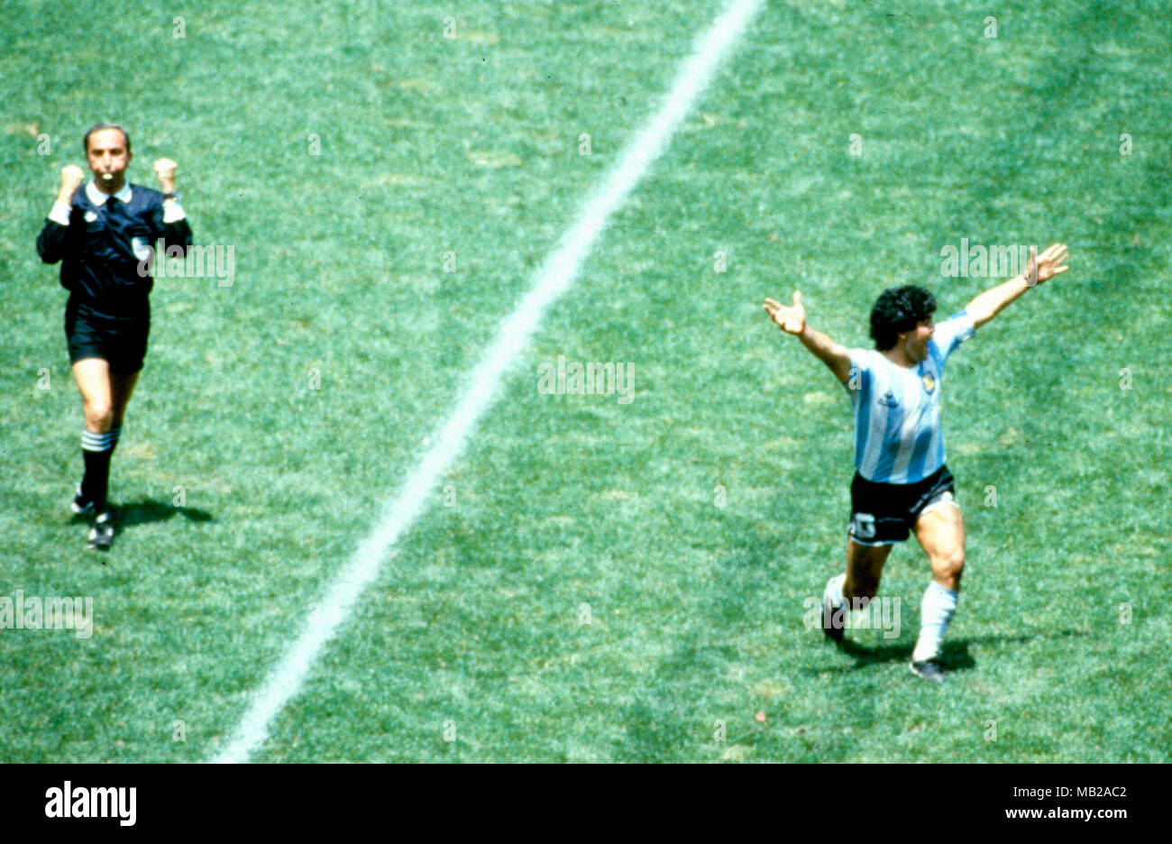 FIFA WM - Mexiko 1986 29.06.1986, Estadio Azteca, Mexico, D.F. Letzte Argentinien v West Deutschland. Diego Maradona springt der Freude als der Schiedsrichter Romualdo Arppi Filho (Brasilien) bläst der Schlusspfiff. Stockfoto