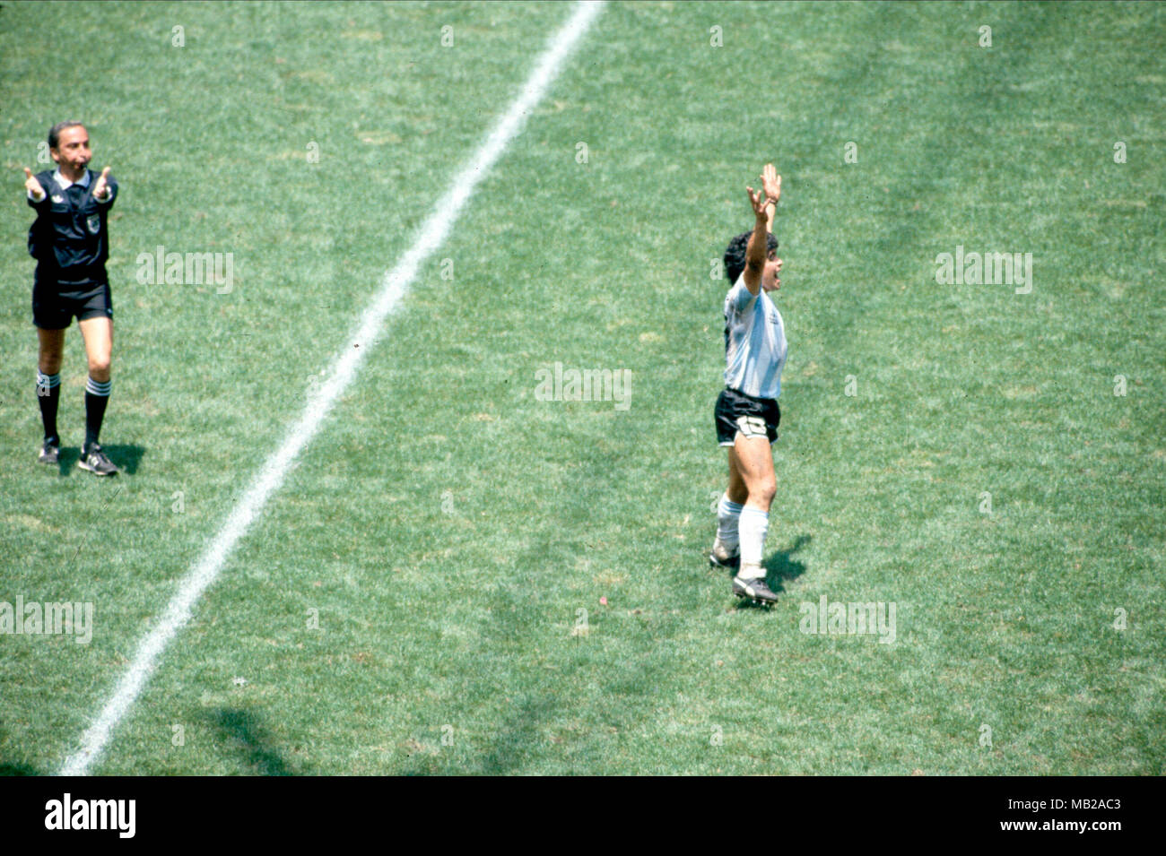 FIFA WM - Mexiko 1986 29.06.1986, Estadio Azteca, Mexico, D.F. Letzte Argentinien v West Deutschland. Diego Maradona springt der Freude als der Schiedsrichter Romualdo Arppi Filho (Brasilien) bläst der Schlusspfiff. Stockfoto