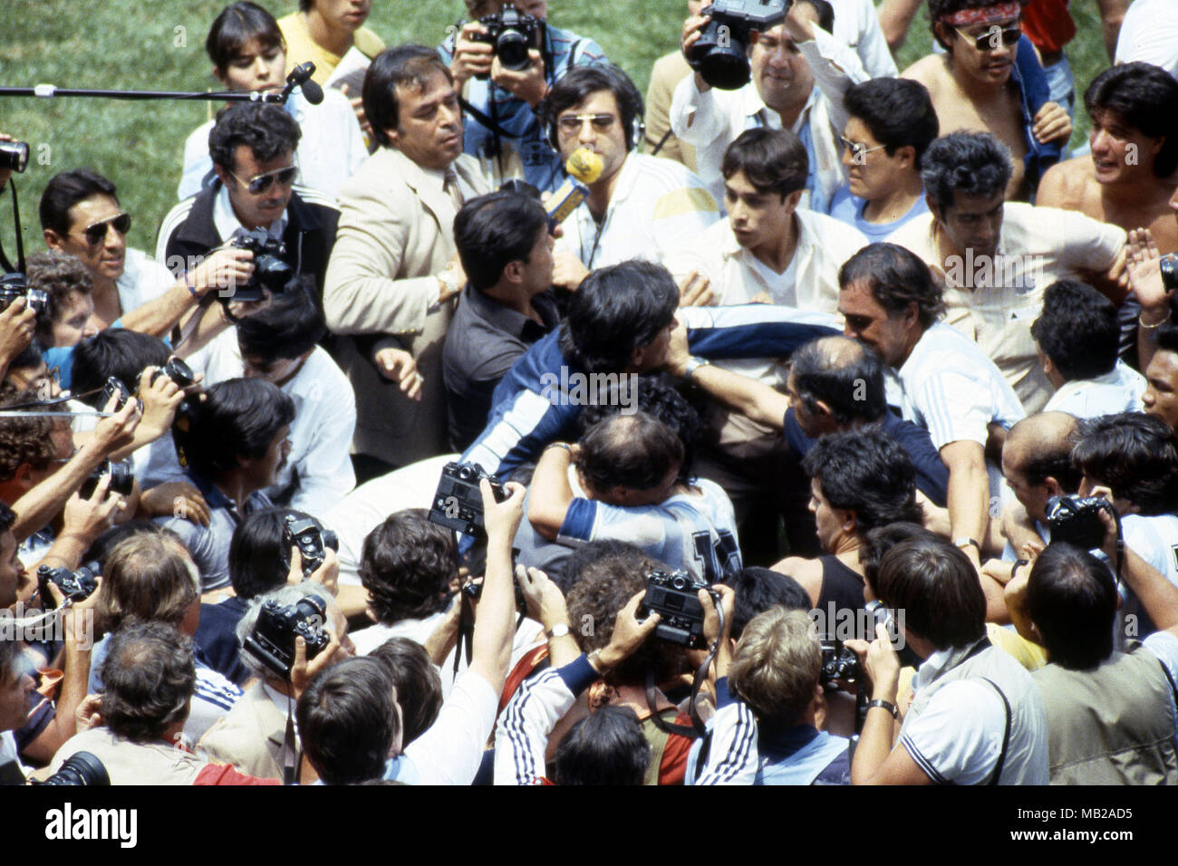 FIFA WM - Mexiko 1986 29.06.1986, Estadio Azteca, Mexico, D.F. Letzte Argentinien v West Deutschland. Gewinnender Kapitän Diego Maradona und Coach Carlos Bilardo umarmen einander von einem Mob von Beamten, Fans und Fotografen umgeben. Stockfoto