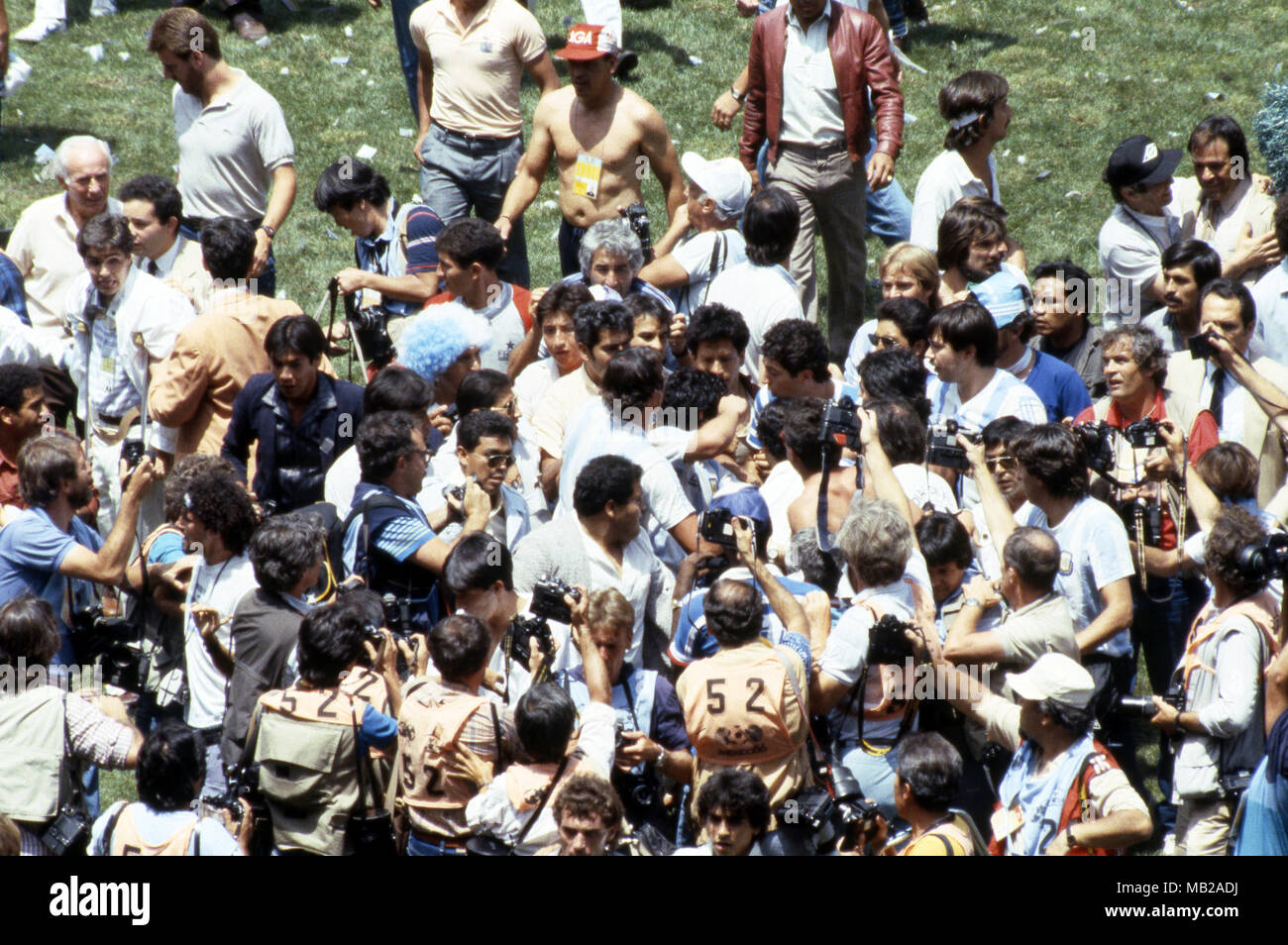 FIFA WM - Mexiko 1986 29.06.1986, Estadio Azteca, Mexico, D.F. Letzte Argentinien v West Deutschland. Gewinnender Kapitän Diego Maradona von einem Mob von Beamten, Fans und Fotografen umgeben nach dem Spiel. Stockfoto