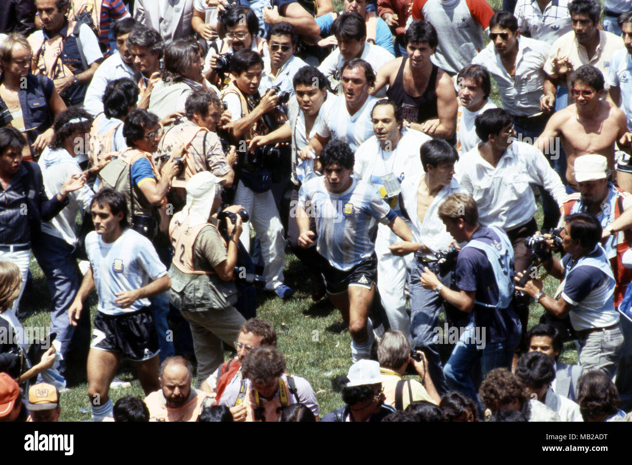 FIFA WM - Mexiko 1986 29.06.1986, Estadio Azteca, Mexico, D.F. Letzte Argentinien v West Deutschland. Gewinnender Kapitän Diego Maradona, die versuchen, sich durch die Menge, um die WM-Trophäe zu erhalten, auf der linken Pedro Pasculli. Stockfoto