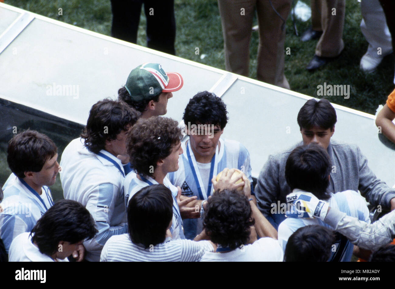 FIFA WM - Mexiko 1986 29.06.1986, Estadio Azteca, Mexico, D.F. Letzte Argentinien v West Deutschland. Gewinnender Kapitän Diego Maradona mit der WM-Trophäe, auf seinem linken Oscar Ruggeri. Stockfoto