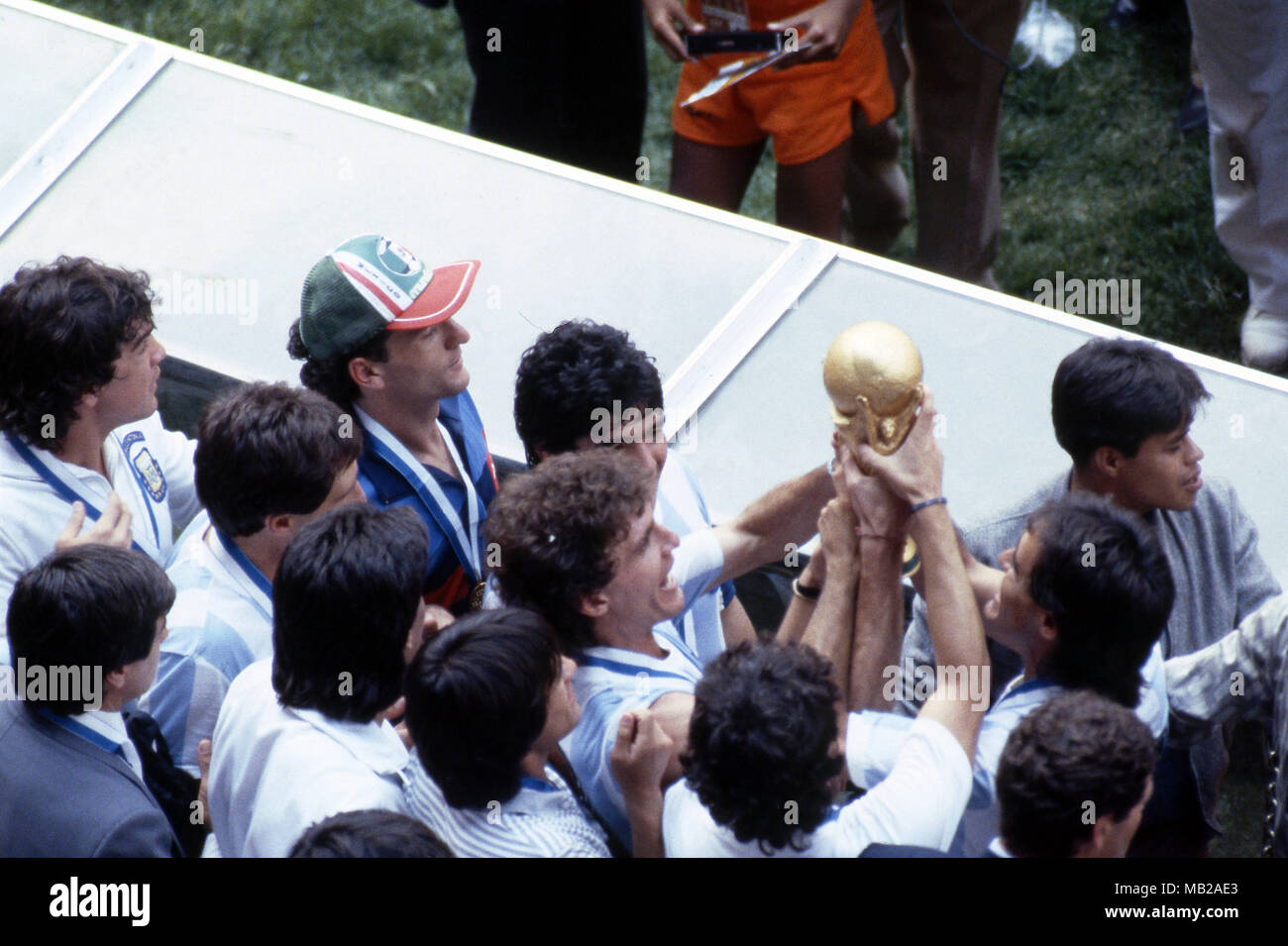 FIFA WM - Mexiko 1986 29.06.1986, Estadio Azteca, Mexico, D.F. Letzte Argentinien v West Deutschland. Gewinnender Kapitän Diego Maradona, Oscar Ruggeri & Pedro Pasculli mit der WM-Trophäe. Stockfoto