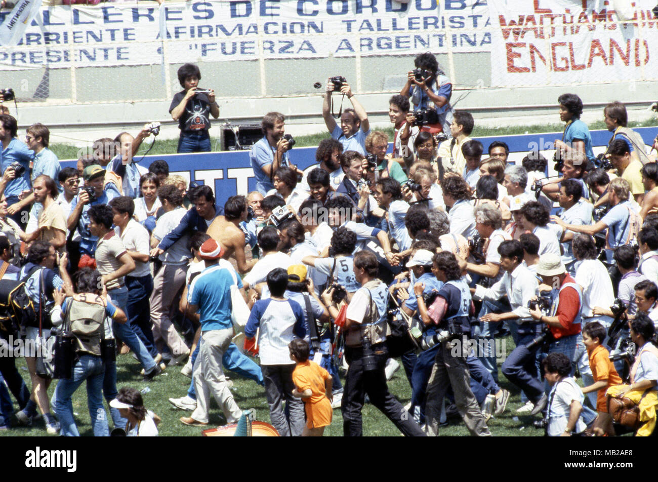 FIFA WM - Mexiko 1986 29.06.1986, Estadio Azteca, Mexico, D.F. Letzte Argentinien v West Deutschland. Gewinnender Kapitän Diego Maradona & Pedro Pasculli in der Mitte von Fotografen und Fans auf dem Spielfeld wie Argentinien die Wm feiern. Stockfoto