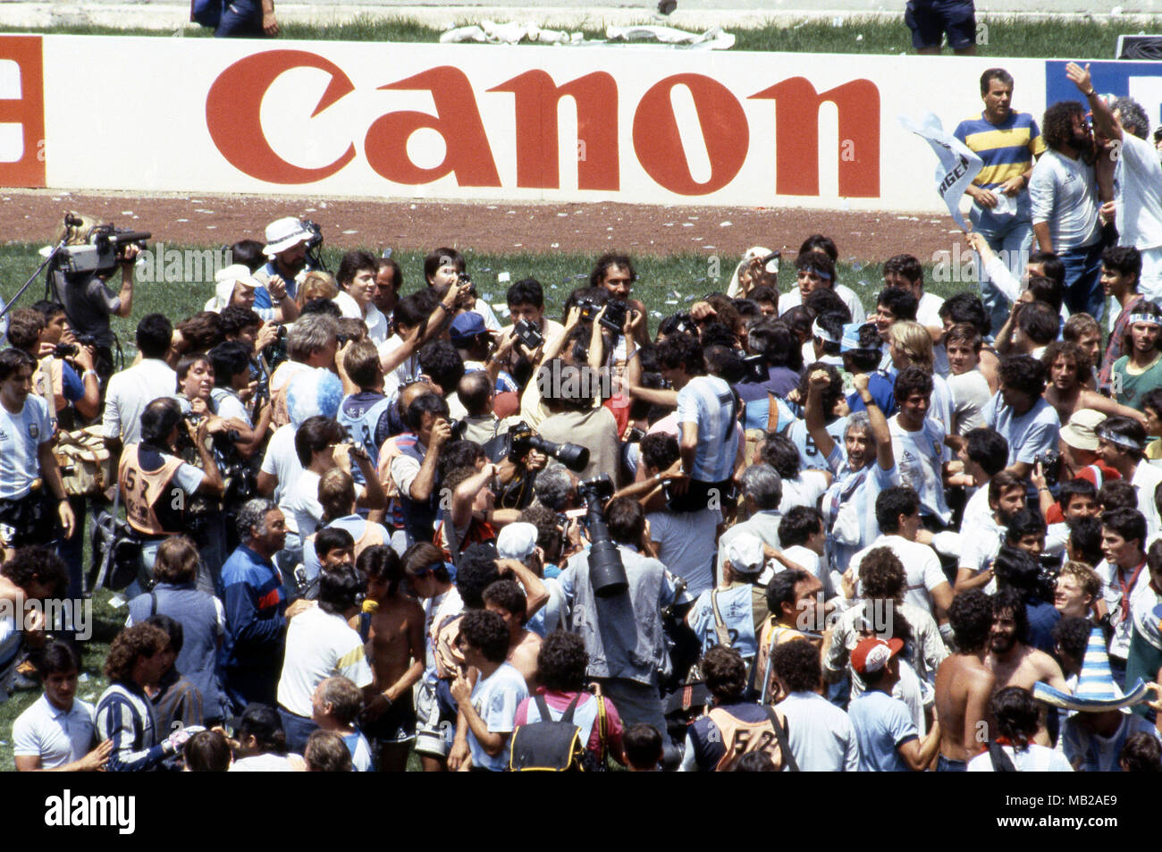FIFA WM - Mexiko 1986 29.06.1986, Estadio Azteca, Mexico, D.F. Letzte Argentinien v West Deutschland. Gewinnender Kapitän Diego Maradona & Jorge Burruchaga (7) in der Mitte von Fotografen und Fans auf dem Spielfeld wie Argentinien die Wm feiern. Stockfoto