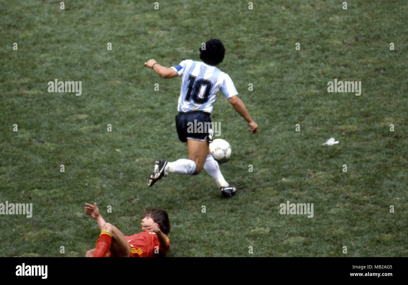 FIFA WM - Mexiko 1986 25.06.1986, Estadio Azteca, Mexico, D.F. Halbfinale Argentinien gegen Belgien. Diego Maradona (Argentinien) v Georges Grün (Belgien). Stockfoto