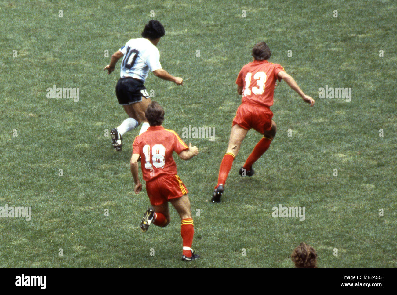 FIFA WM - Mexiko 1986 25.06.1986, Estadio Azteca, Mexico, D.F. Halbfinale Argentinien gegen Belgien. Diego Maradona (Argentinien) v Danny Veyt (18) und Georges Grün (Belgien). Stockfoto