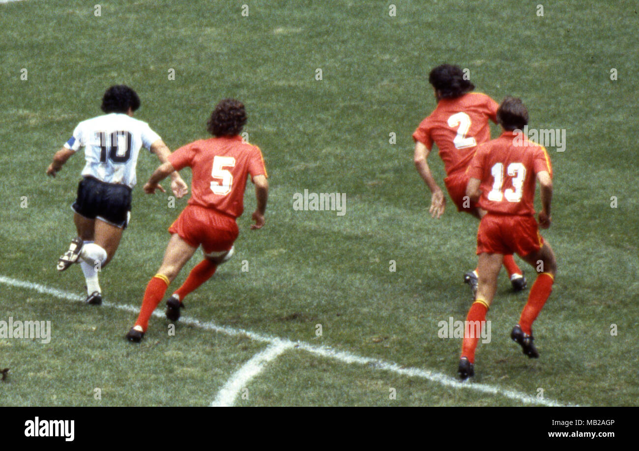 FIFA WM - Mexiko 1986 25.06.1986, Estadio Azteca, Mexico, D.F. Halbfinale Argentinien gegen Belgien. Diego Maradona (Argentinien) v Michel Renquin (5), Eric Gerets (2) & Georges Grün (Belgien). Stockfoto