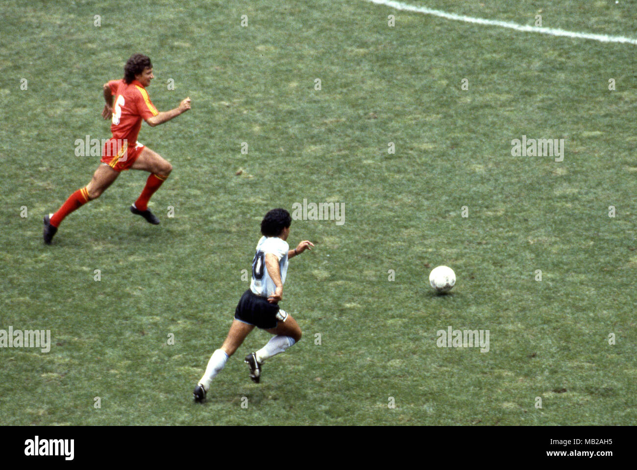 FIFA WM - Mexiko 1986 25.06.1986, Estadio Azteca, Mexico, D.F. Halbfinale Argentinien gegen Belgien. Diego Maradona (Argentinien) v Michel Renquin (Belgien). Stockfoto