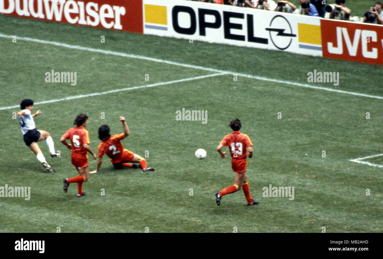 FIFA WM - Mexiko 1986 25.06.1986, Estadio Azteca, Mexico, D.F. Halbfinale Argentinien gegen Belgien. Diego Maradona (Argentinien) v Michel Renquin (5), Eric Gerets (2) & Georges Grün (Belgien). Stockfoto