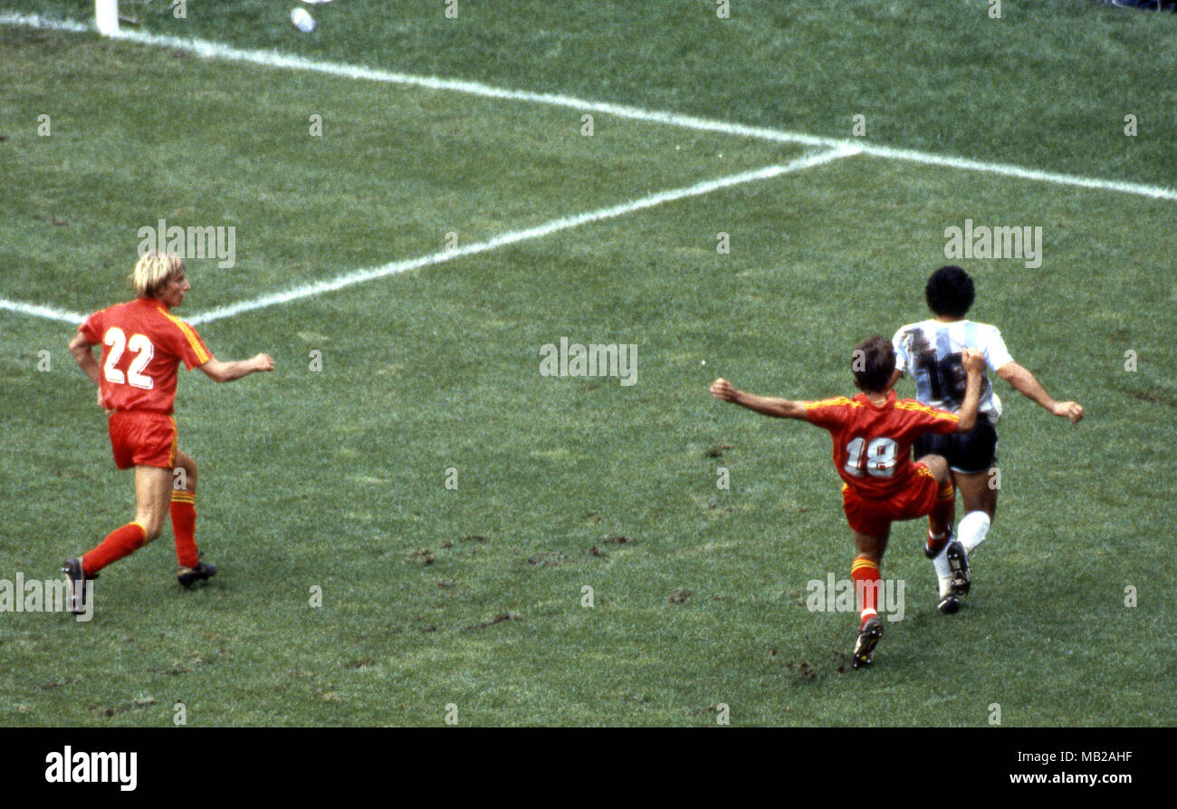 FIFA WM - Mexiko 1986 25.06.1986, Estadio Azteca, Mexico, D.F. Halbfinale Argentinien gegen Belgien. Diego Maradona (Argentinien) wird von hinten herausgefordert durch Danny Veyt (Belgien). Auf der linken Seite Patrick Vervoort. Stockfoto