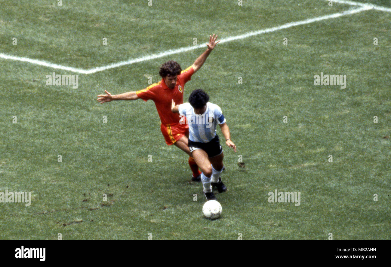 FIFA WM - Mexiko 1986 25.06.1986, Estadio Azteca, Mexico, D.F. Halbfinale Argentinien gegen Belgien. Diego Maradona (Argentinien) v Michel Renquin (Belgien). Stockfoto