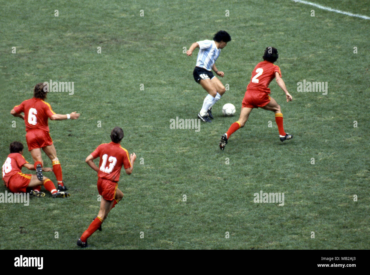 FIFA WM - Mexiko 1986 25.06.1986, Estadio Azteca, Mexico, D.F. Halbfinale Argentinien gegen Belgien. Diego Maradona (Argentinien) v Eric Gerets (2), Danny Veyt, Franky Vercauteren & Georges Grün (Belgien). Stockfoto