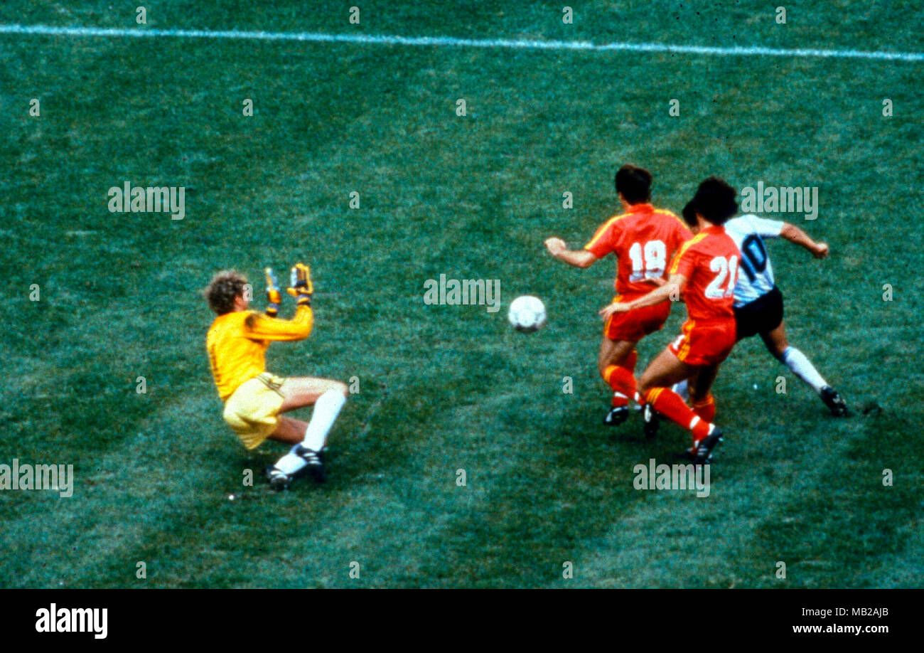 FIFA WM - Mexiko 1986 25.06.1986, Estadio Azteca, Mexico, D.F. Halbfinale Argentinien gegen Belgien. Diego Maradona Kerben das erste Tor für Argentinien zwischen Danny Veyt & Stephane Demol, der Splitterung der Kugel über Jean-Marie Pfaff. Stockfoto