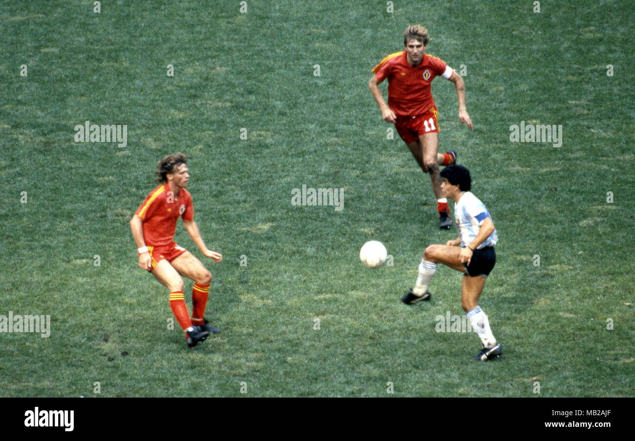FIFA WM - Mexiko 1986 25.06.1986, Estadio Azteca, Mexico, D.F. Halbfinale Argentinien gegen Belgien. Diego Maradona (Argentinien) v Franky Vercauteren & Jan Ceulemans (Belgien). Stockfoto