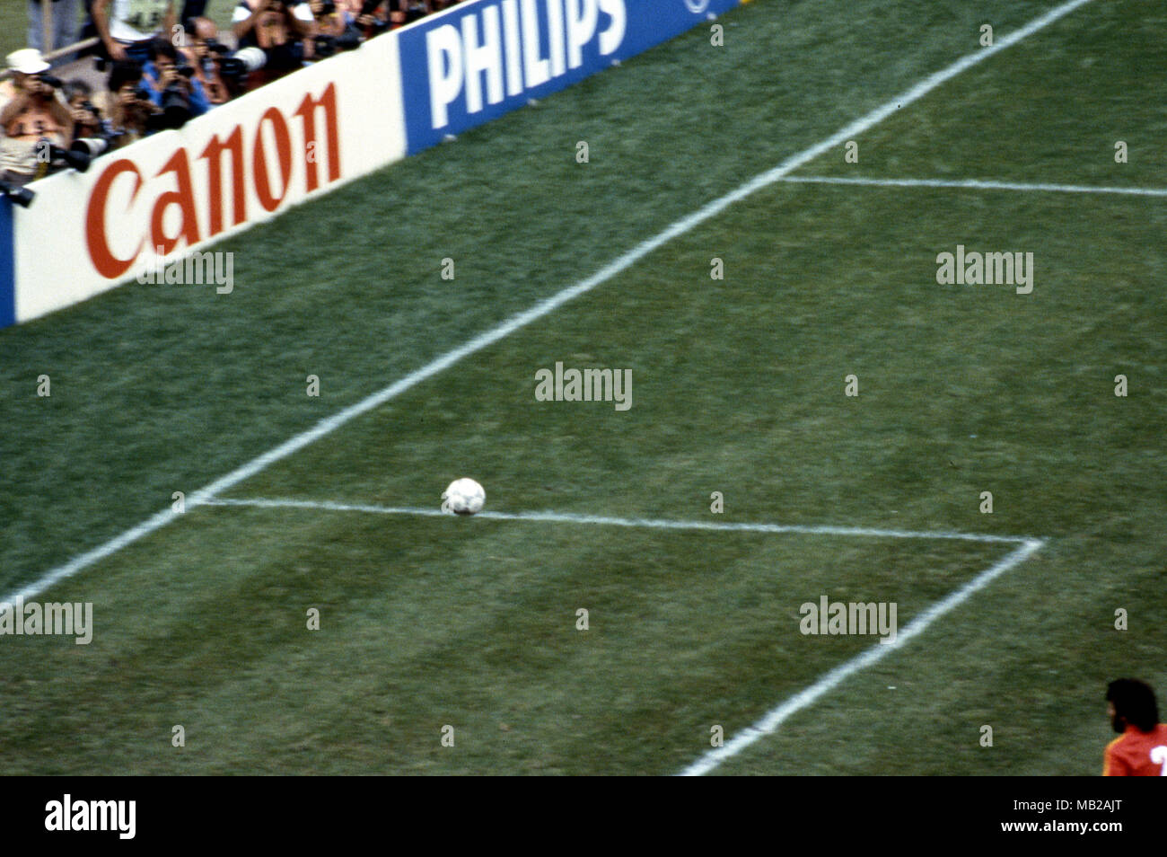 FIFA WM - Mexiko 1986 25.06.1986, Estadio Azteca, Mexico, D.F. Halbfinale Argentinien gegen Belgien. Der Ball auf dem Weg zum Belgischen net als Diego Maradona Kerben das erste Tor für Argentinien. Stockfoto