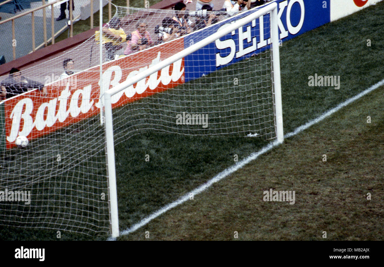 FIFA WM - Mexiko 1986 25.06.1986, Estadio Azteca, Mexico, D.F. Halbfinale Argentinien gegen Belgien. Die Kugel in der Belgischen net als Diego Maradona Kerben das erste Tor für Argentinien. Stockfoto