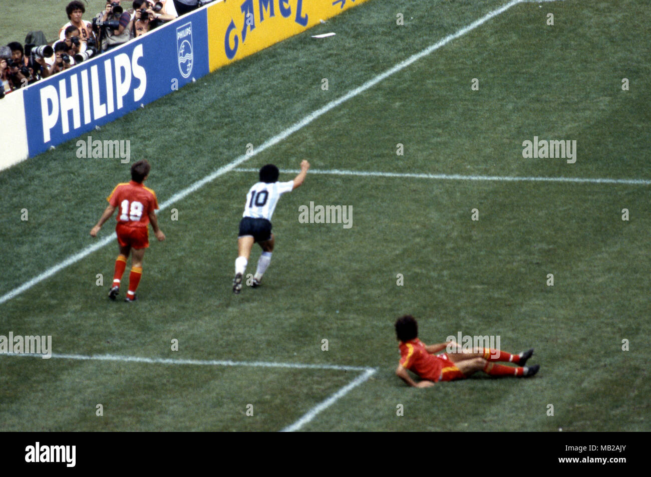 FIFA WM - Mexiko 1986 25.06.1986, Estadio Azteca, Mexico, D.F. Halbfinale Argentinien gegen Belgien. Diego Maradona hat das erste Tor für Argentinien gezählt und beginnt zu feiern. Entmutigt, die Belgier sind Danny Veyt (18) & Stephane Demol. Stockfoto
