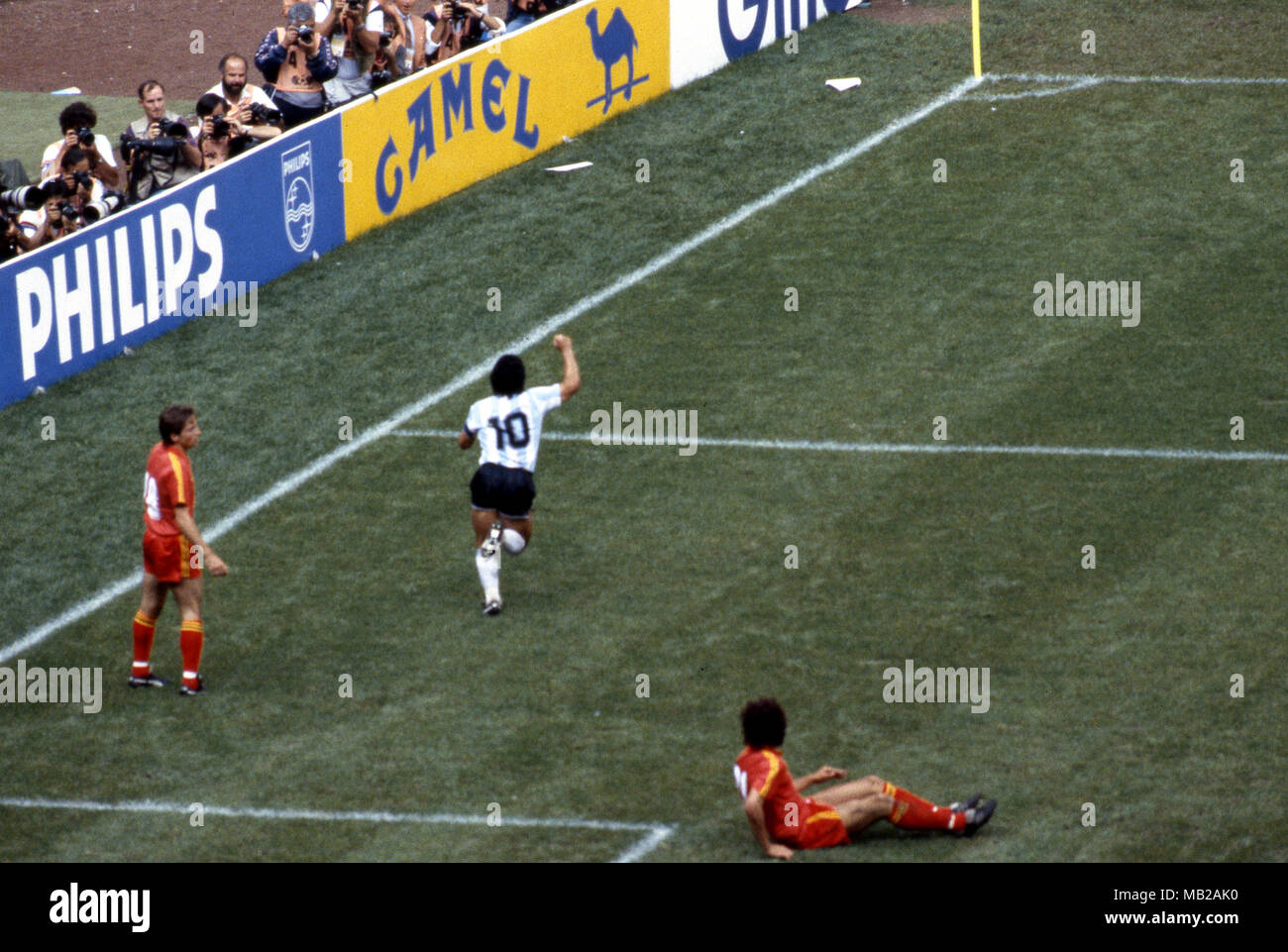 FIFA WM - Mexiko 1986 25.06.1986, Estadio Azteca, Mexico, D.F. Halbfinale Argentinien gegen Belgien. Diego Maradona hat das erste Tor für Argentinien gezählt und beginnt zu feiern. Entmutigt, die Belgier sind Danny Veyt (18) & Stephane Demol. Stockfoto