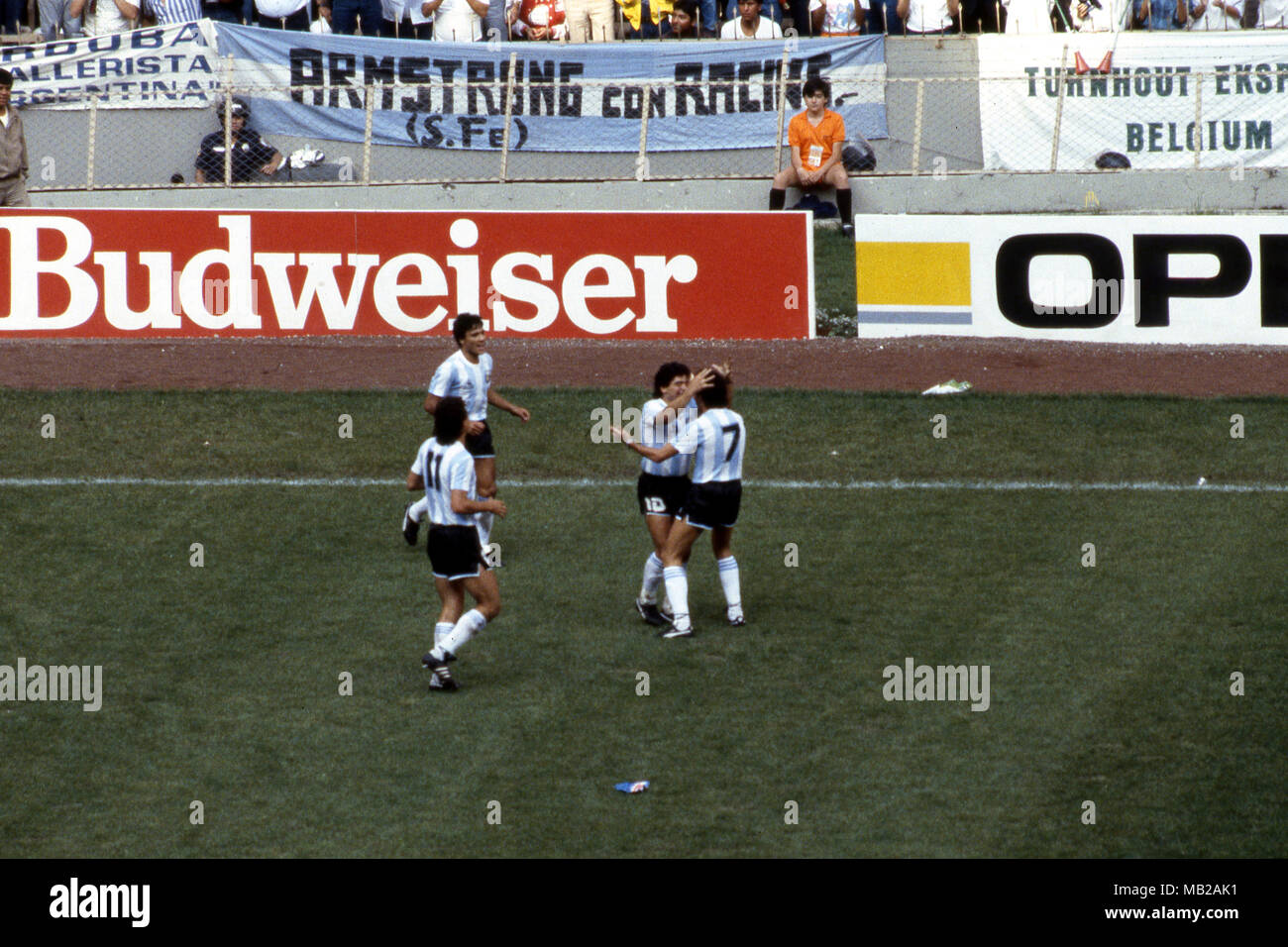 FIFA WM - Mexiko 1986 25.06.1986, Estadio Azteca, Mexico, D.F. Halbfinale Argentinien gegen Belgien. Diego Maradona hat das erste Tor für Argentinien zählte und feiert mit Htor Enrique, Jorge Burruchaga (7) & Jorge Valdano (11). Stockfoto