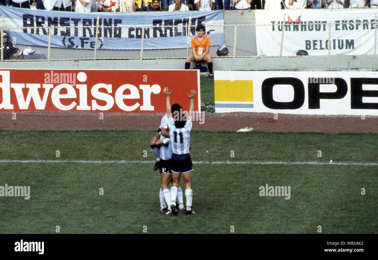 FIFA WM - Mexiko 1986 25.06.1986, Estadio Azteca, Mexico, D.F. Halbfinale Argentinien gegen Belgien. Diego Maradona hat das erste Tor für Argentinien zählte und feiert mit Htor Enrique, Jorge Burruchaga & Jorge Valdano (11). Stockfoto
