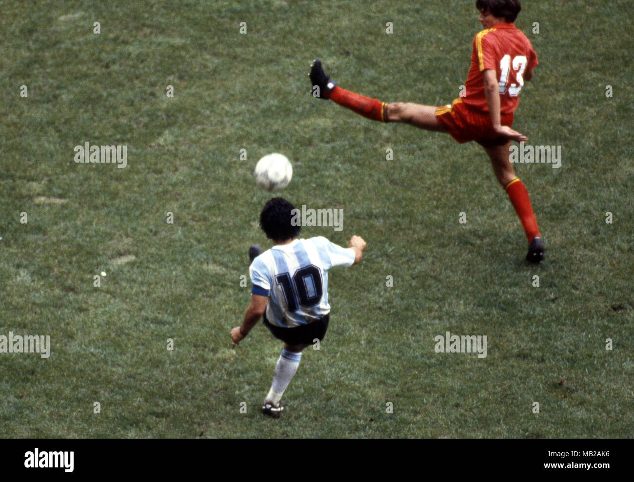 FIFA WM - Mexiko 1986 25.06.1986, Estadio Azteca, Mexico, D.F. Halbfinale Argentinien gegen Belgien. Diego Maradona (Argentinien) v Georges Grün (Belgien). Stockfoto