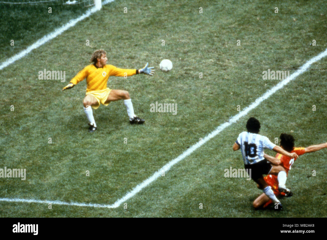 FIFA WM - Mexiko 1986 25.06.1986, Estadio Azteca, Mexico, D.F. Halbfinale Argentinien gegen Belgien. Diego Maradona Kerben das zweite Ziel für Argentinien, Eric Gerets spät ist mit seinem Angriff, Jean-Marie Pfaff hat keine Chance. Stockfoto