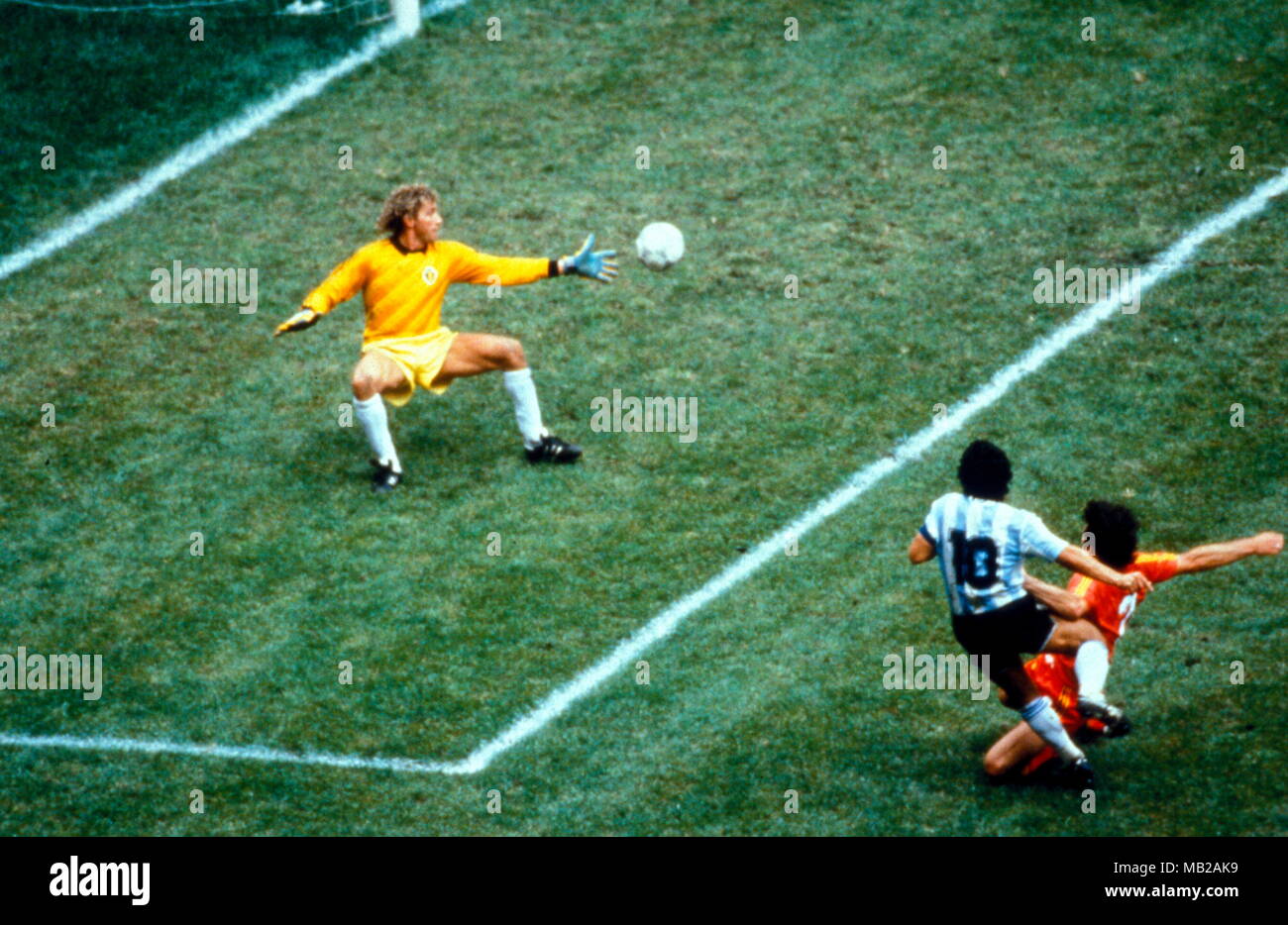 FIFA WM - Mexiko 1986 25.06.1986, Estadio Azteca, Mexico, D.F. Halbfinale Argentinien gegen Belgien. Diego Maradona Kerben das zweite Ziel für Argentinien, Eric Gerets spät ist mit seinem Angriff, Jean-Marie Pfaff hat keine Chance. Stockfoto