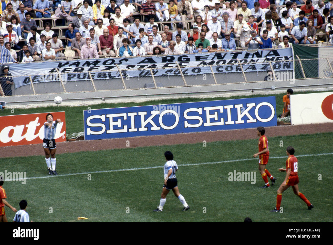 FIFA WM - Mexiko 1986 25.06.1986, Estadio Azteca, Mexico, D.F. Halbfinale Argentinien gegen Belgien. Julio Olarticoechea (Argentinien) mit dem einwurf an Diego Maradona. Stockfoto
