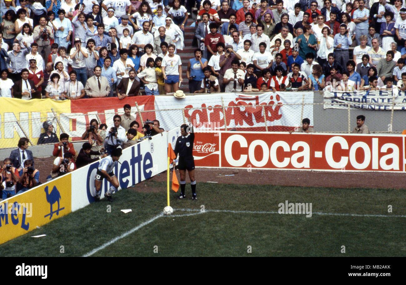 FIFA WM - Mexiko 1986 25.06.1986, Estadio Azteca, Mexico, D.F. Halbfinale Argentinien gegen Belgien. Diego Maradona (Argentinien), eine Ecke mit linienrichter Carlos SIlva Valente (Portugal) genau beobachten. Fans stehen, jubeln und jeer. Stockfoto