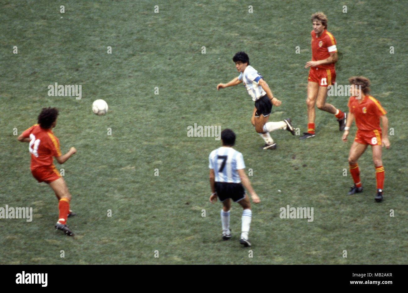 FIFA WM - Mexiko 1986 25.06.1986, Estadio Azteca, Mexico, D.F. Halbfinale Argentinien gegen Belgien. Jorge Burruchaga & Diego Maradona (Argentinien) v Stephane Demol, Jan Ceulemans & Franky Vercauteren (Belgien). Stockfoto