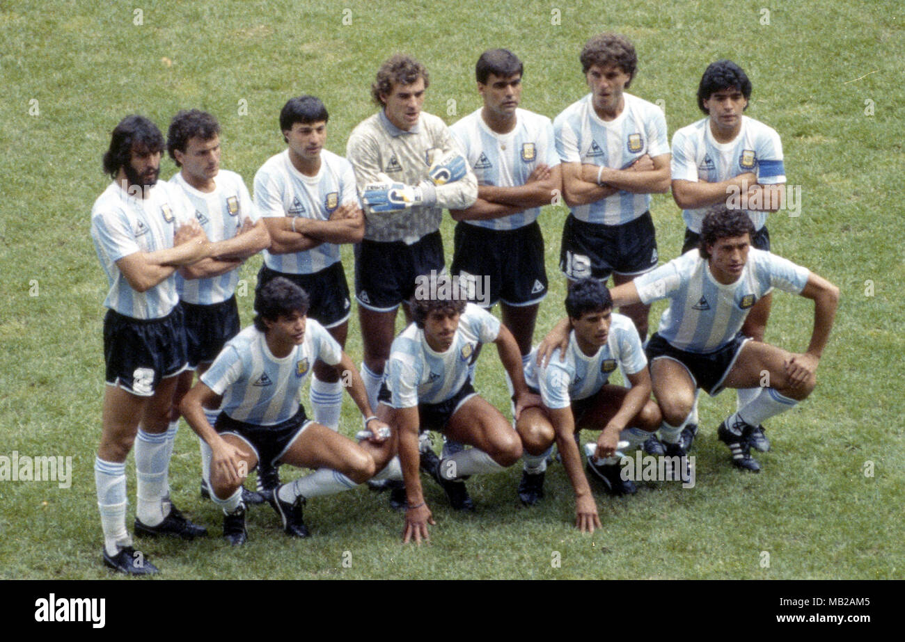 FIFA WM - Mexiko 1986 25.06.1986, Estadio Azteca, Mexico, D.F. Halbfinale Argentinien gegen Belgien. Argentinien, das beginnt, Line up, hintere Reihe, von links nach rechts: Sergio Batista, Jos Luis Cuciuffo, Julio Olarticoechea, Nery Pumpido, Jos Luis Brown, Oscar Ruggeri, Diego Maradona. Vorne, l bis r: Jorge Burruchaga, Ricardo Giusti, Htor Enrique, Jorge Valdano. Stockfoto