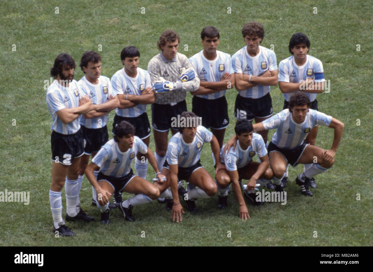 FIFA WM - Mexiko 1986 25.06.1986, Estadio Azteca, Mexico, D.F. Halbfinale Argentinien gegen Belgien. Argentinien, das beginnt, Line up, hintere Reihe, von links nach rechts: Sergio Batista, Jos Luis Cuciuffo, Julio Olarticoechea, Nery Pumpido, Jos Luis Brown, Oscar Ruggeri, Diego Maradona. Vorne, l bis r: Jorge Burruchaga, Ricardo Giusti, Htor Enrique, Jorge Valdano. Stockfoto