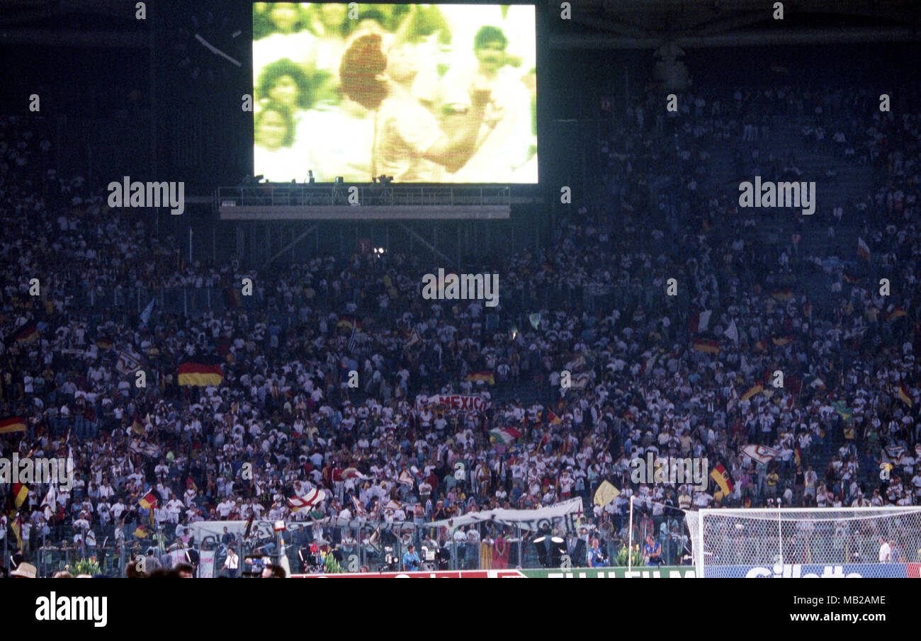 FIFA Fussball-Weltmeisterschaft 1990 - Italia (Italien 1990) 4.7.1990, Stadio delle Alpi, Turin, Italien. Halbfinale West Deutschland gegen England. Anhänger hinter dem Tor und Diego Maradona auf der Anzeigetafel. Stockfoto